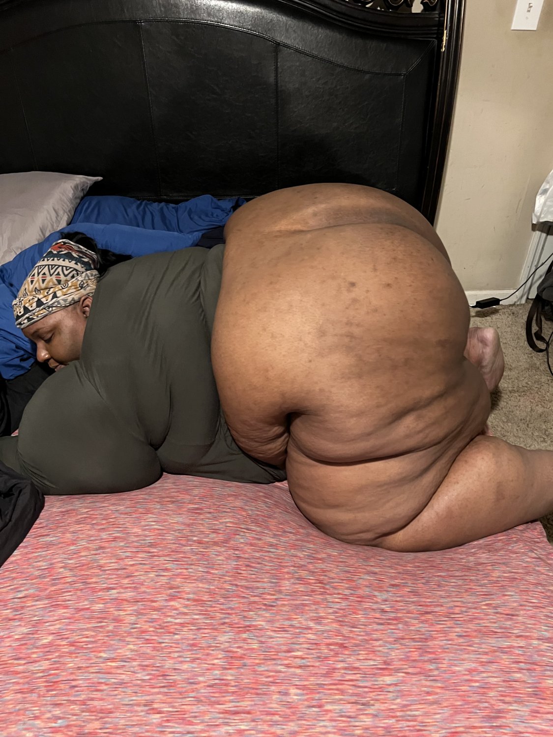 SSBBW PARIS ENORMOUS BOOTY #tOPlPyxe